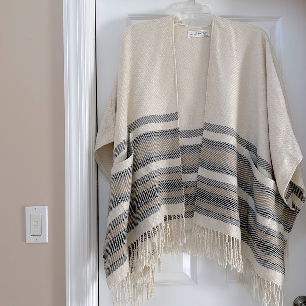 ABERCROMBIE & FITCH Shawl one size has pockets and fringe - Picture 2 of 8